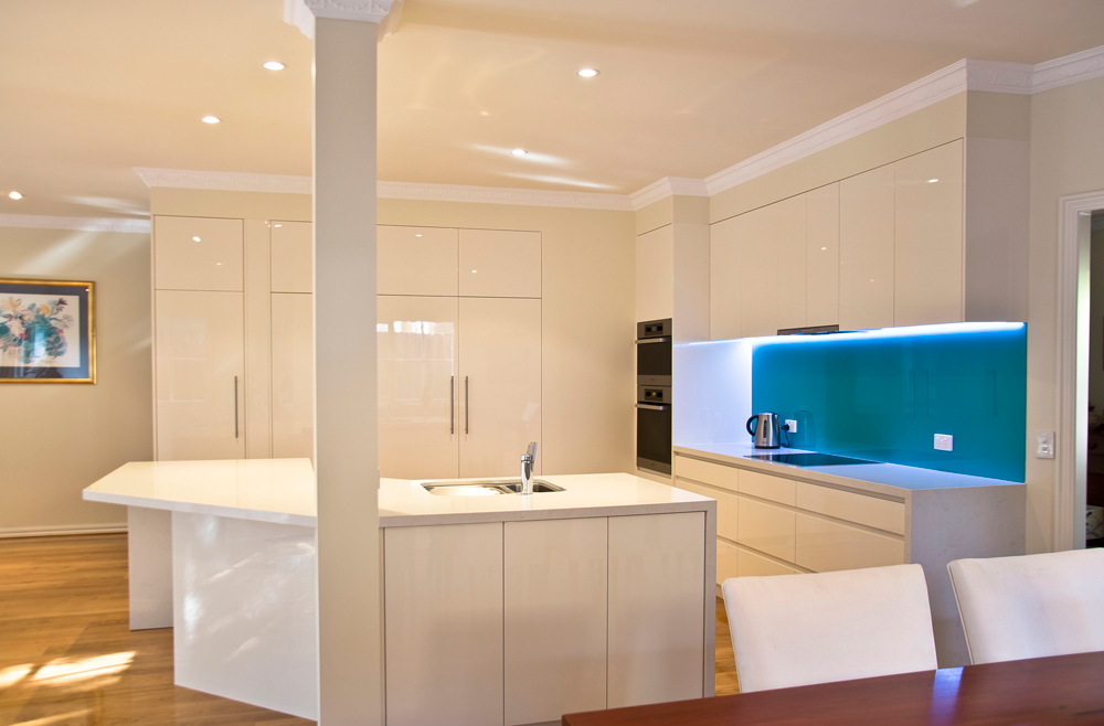 Kitchen renovation<br>gracious curves