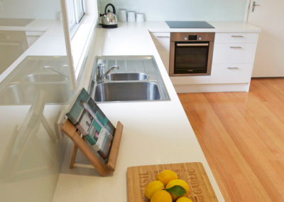 laminex-polar-white-silk-caesarstone-ocean-foam-glass-splashback-bosch-oven-60cm-display-cabinet-kitchen-update