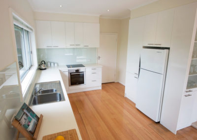 laminex-polar-white-silk-caesarstone-ocean-foam-glass-splashback-bosch-oven-60cm-display-cabinet-kitchen-update