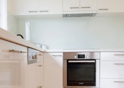 laminex-polar-white-silk-caesarstone-ocean-foam-glass-splashback-bosch-oven-60cm-display-cabinet-kitchen-update