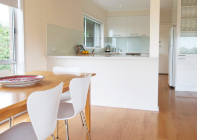 laminex-polar-white-silk-caesarstone-ocean-foam-glass-splashback-bosch-oven-60cm-display-cabinet-kitchen-update